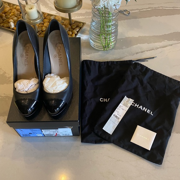 CHANEL BLACK PUMPS - Picture 2 of 11